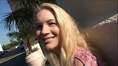 blonde hoer wil creampie