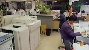 petite japonaise nue au bureau