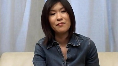Kasumi Ito arouses pussy with vibrator