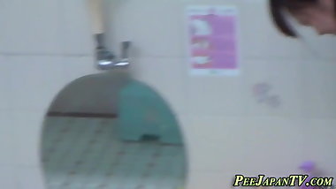 Peeing asian babes bathe