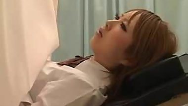 jeune japonaise s'offre a un gynecologue pervers