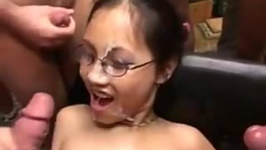 jeune asiate lunettes baisee spermee