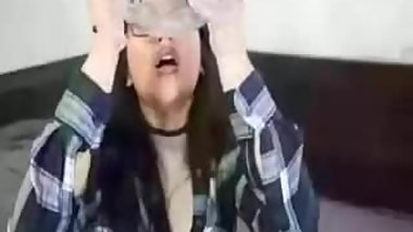 Asiatica comiendo semen (Asian eating cum)