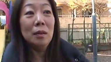 Japanese MILF Yoshiko Makihara got creamy pie