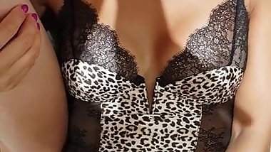 Japanese Amateur Milf Gives Blowjob and Swallows Cum