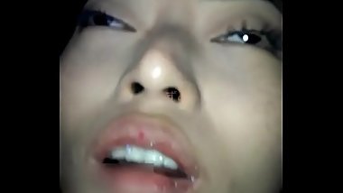 喷血推荐性感清纯的KTV公主被灌醉口爆时有点清醒无力的竖起中指鄙视,操了一会爽的配合起来还把鸡巴舔干净!